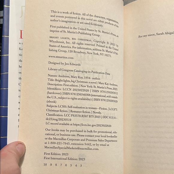 'Bright Lights, Big Christmas' Novel - hardback Cover. By Mary kay Andrews. 24$ - Picture 6 of 6